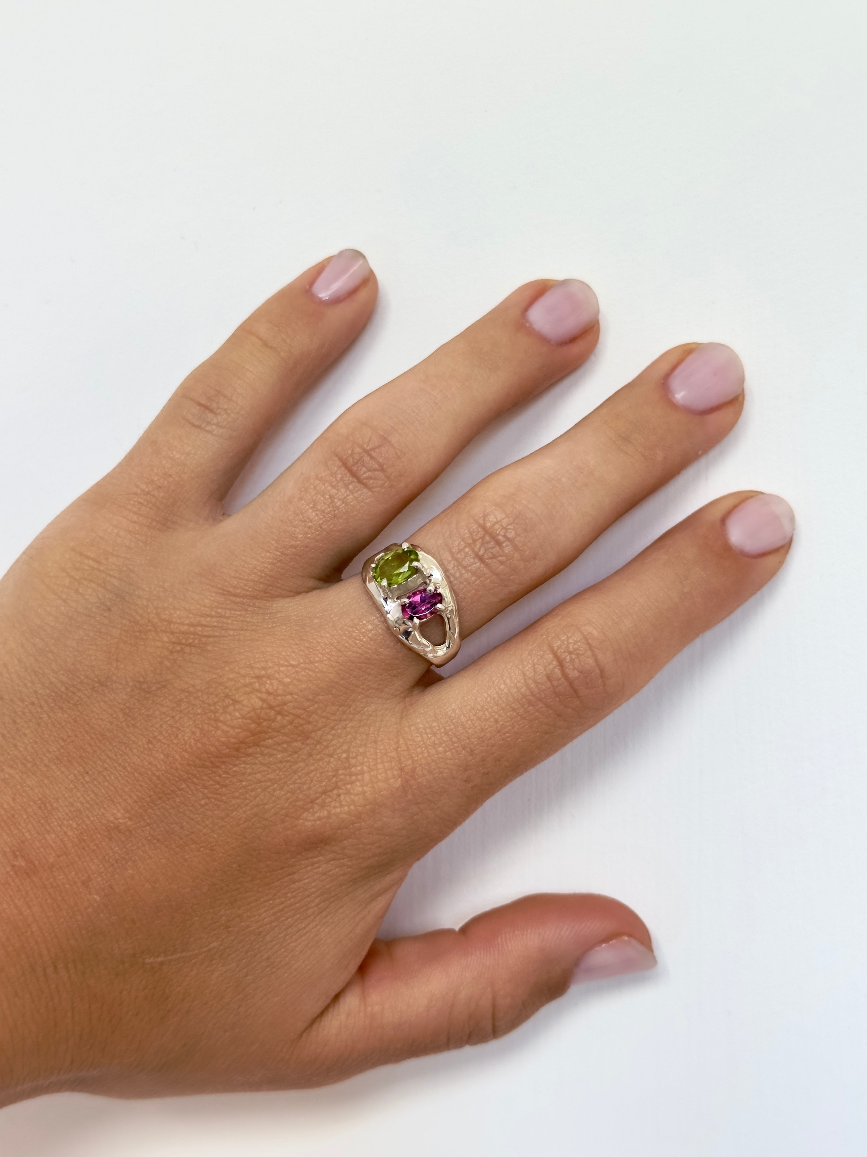 Anello Cercis con pietre naturali